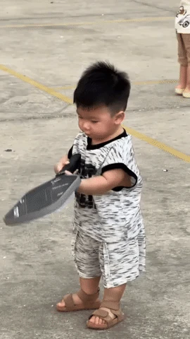 Chu Thanh Huyền đá tung dép để chơi pickleball cực sung cùng Quang Hải, cậu quý tử Lido ôm vợt chạy quanh gây bão MXH! - Hình 4