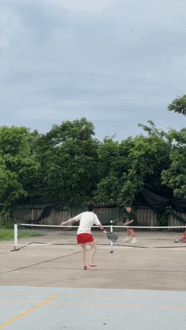 Chu Thanh Huyền đá tung dép để chơi pickleball cực sung cùng Quang Hải, cậu quý tử Lido ôm vợt chạy quanh gây bão MXH! - Hình 2