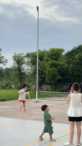 Chu Thanh Huyền đá tung dép để chơi pickleball cực sung cùng Quang Hải, cậu quý tử Lido ôm vợt chạy quanh gây bão MXH! - Hình 1