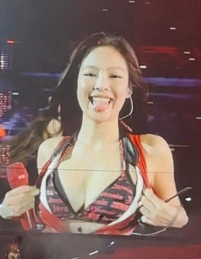 Jennie (BLACKPINK) vạch bồng đảo dí vào camera, người hú hét, người chê tục? - Hình 1