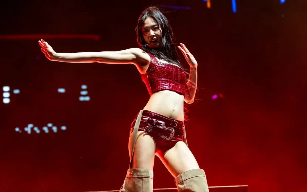 Jennie (BLACKPINK) vạch bồng đảo dí vào camera, người hú hét, người chê tục? - Hình 3