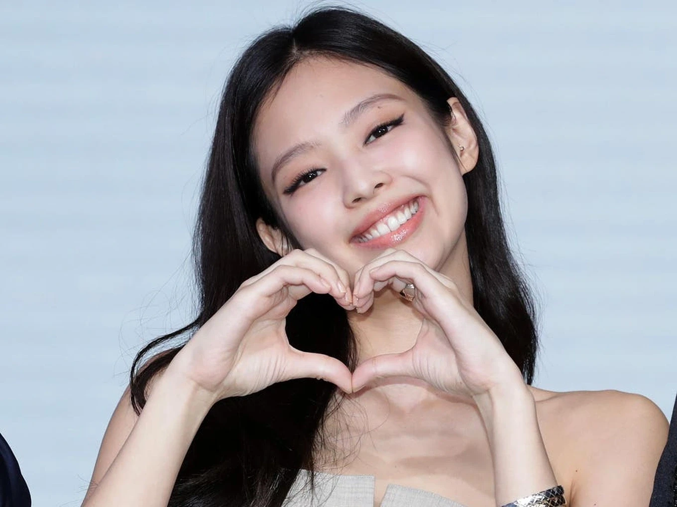 Jennie (BLACKPINK) vạch bồng đảo dí vào camera, người hú hét, người chê tục? - Hình 6