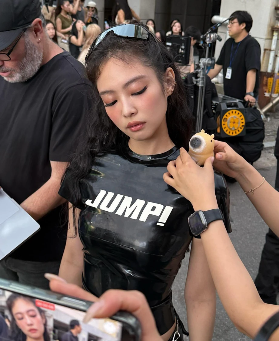 BLACKPINK tung ảnh hậu trường cực cháy MV JUMP, visual thật gây tranh cãi! - Hình 6