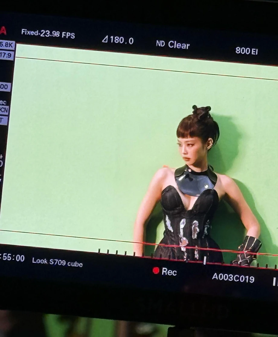 BLACKPINK tung ảnh hậu trường cực cháy MV JUMP, visual thật gây tranh cãi! - Hình 3