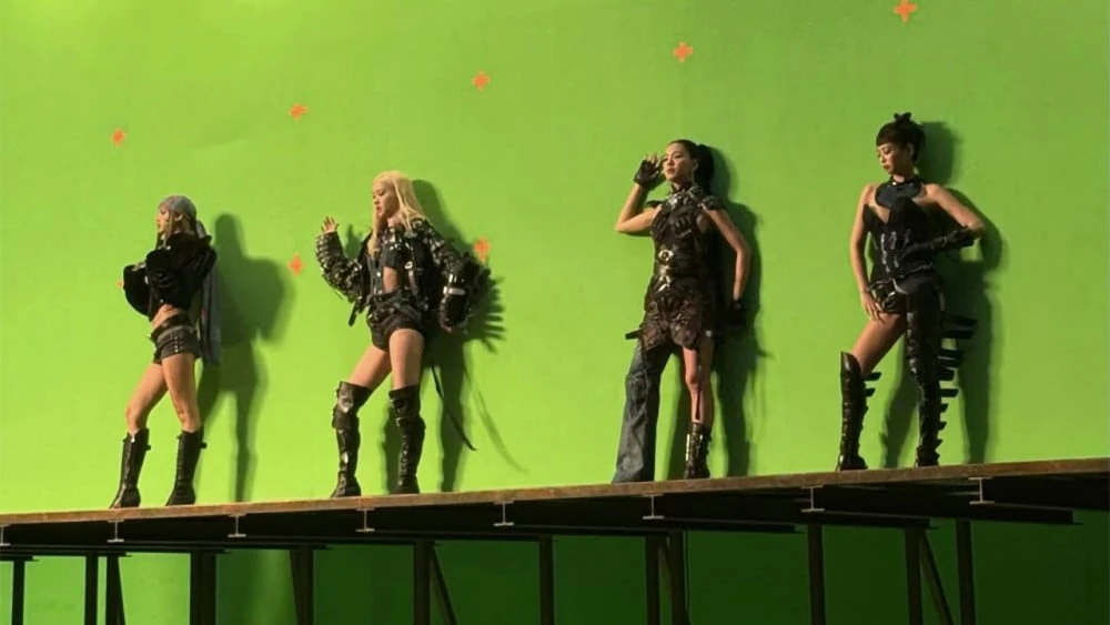 BLACKPINK tung ảnh hậu trường cực cháy MV JUMP, visual thật gây tranh cãi! - Hình 4