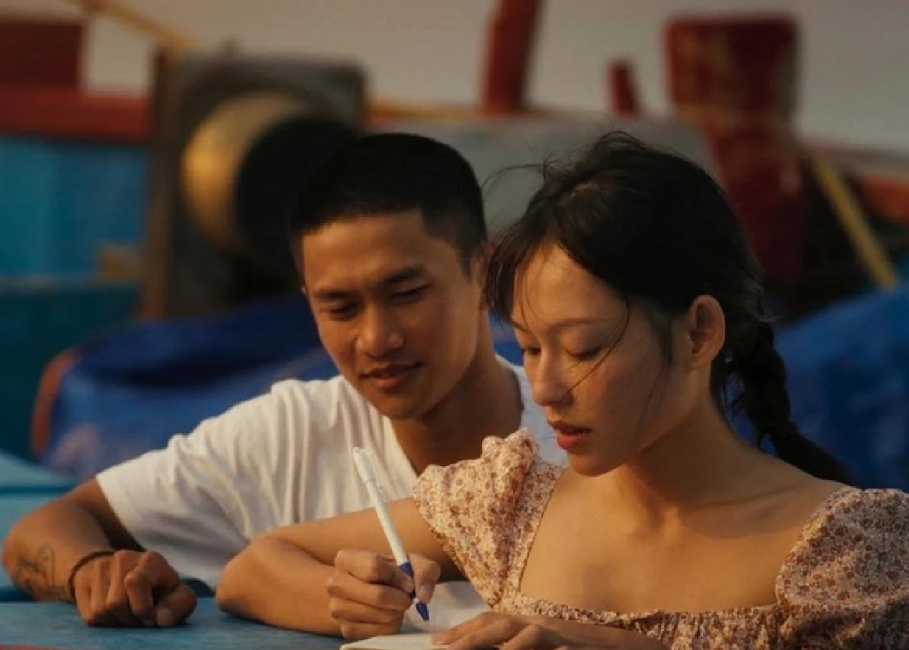 Đàn cá gỗ: Gây bão phòng vé, phim ngắn mờ nhạt sống dậy nhờ bài hit Phép màu - Hình 6