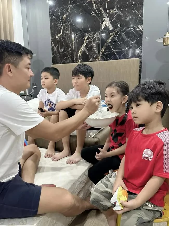 Hải Băng nghi phân biệt đối xử con riêng của chồng ở lễ cưới Đạt G, vội đáp trả - Hình 4