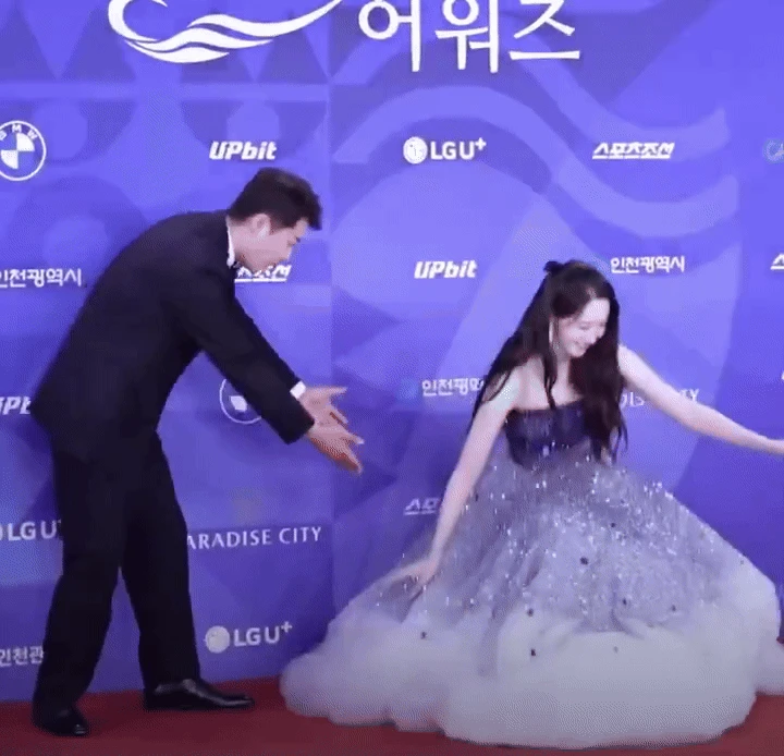 Cú ngã như công chúa Disney của Yoona cũng chưa bằng màn vấp té chấn động toàn cầu của mỹ nhân Oscar! - Hình 2