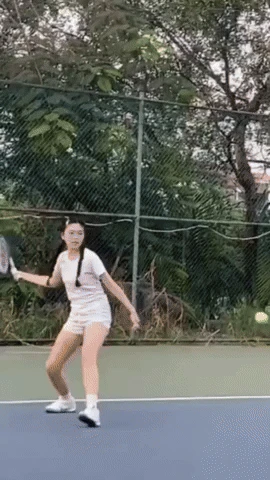 Mê mẩn ngắm ái nữ nhà MC Quyền Linh đập bóng chuyền - ném bóng rổ - đánh bóng chày - chơi tennis cực cuốn! - Hình 6