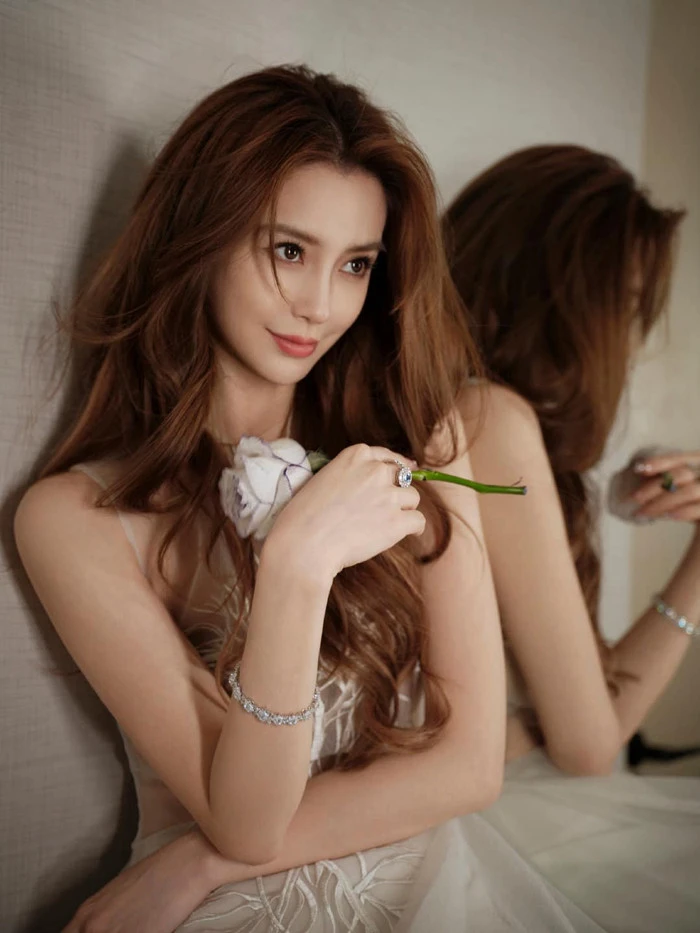 Angelababy xuất hiện giữa tin đồn nhường biệt thự cho bạn gái mới của chồng cũ? - Hình 6