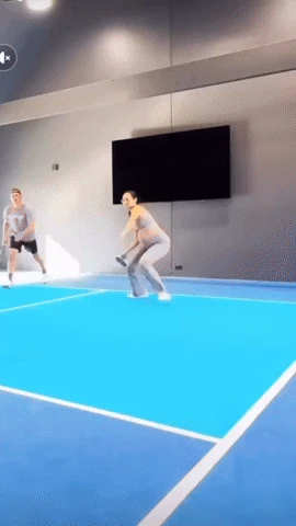 Bà bầu bụng vượt mặt vẫn chơi pickleball cực hăng máu, netizen chia phe tranh cãi nảy lửa - Hình 1