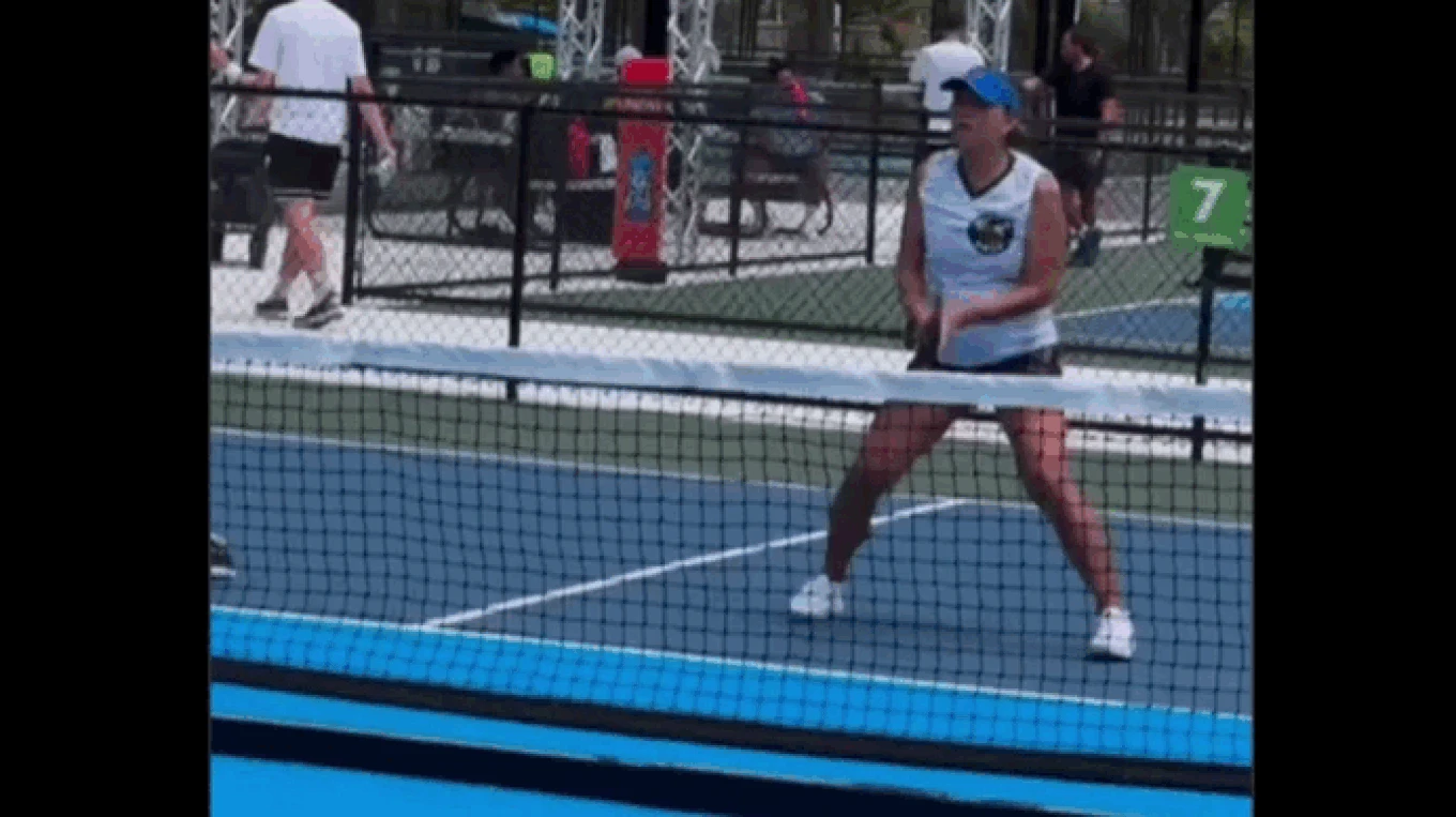 Bà bầu bụng vượt mặt vẫn chơi pickleball cực hăng máu, netizen chia phe tranh cãi nảy lửa - Hình 2