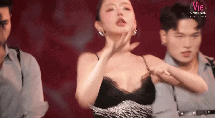 Phản ứng lạ của Trấn Thành khi Bích Phương lột áo trên sân khấu - Hình 2