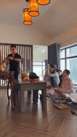 Quang Hải cùng cả gia đình chắp tay cầu nguyện cho các nạn nhân xấu số vụ lật tàu ở vịnh Hạ Long - Hình 1