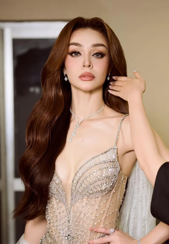 Thanh Hằng dẹp loạn thảm đỏ, một mỹ nhân hớ hênh khiến MXH dậy sóng! - Hình 4