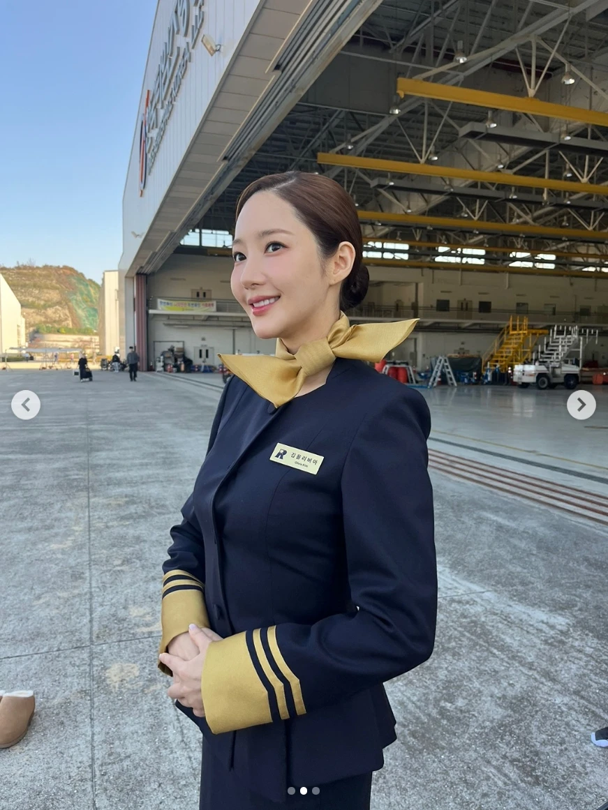 Tìm đâu được nữ tiếp viên hàng không đẹp cỡ này: Visual mướt mượt ngắm khó rời mắt, netizen rần rần thả tim không kịp - Hình 3