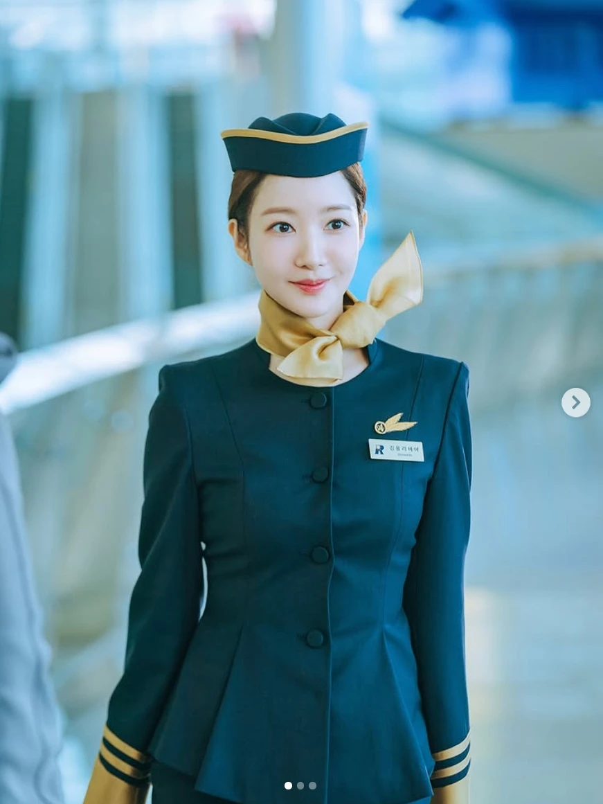 Tìm đâu được nữ tiếp viên hàng không đẹp cỡ này: Visual mướt mượt ngắm khó rời mắt, netizen rần rần thả tim không kịp - Hình 2