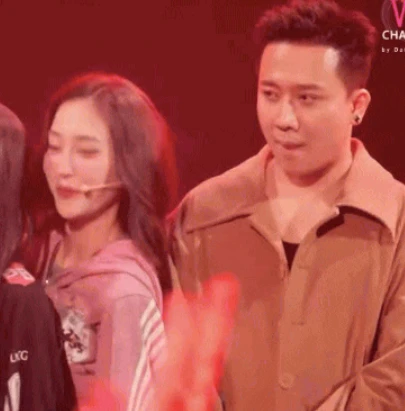 Trấn Thành bị tóm biểu cảm lạ với 3s cởi áo của Bích Phương, Hari Won bị réo tên - Hình 5