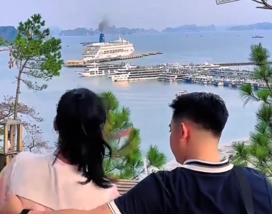 Gia đình thoát lật tàu Hạ Long: từ bỏ ý định với 1 câu tiên đoán của lao công? - Hình 2