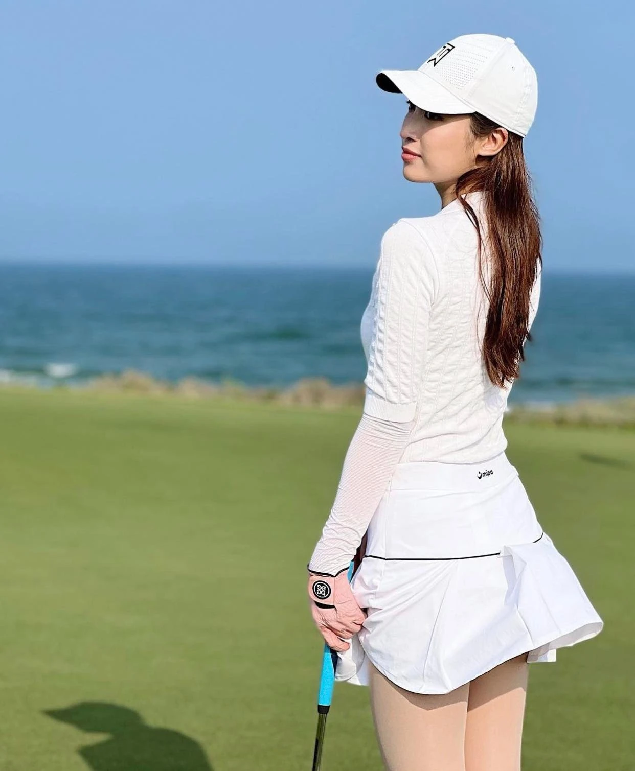 Hoa hậu Đỗ Mỹ Linh hóa phu nhân tài phiệt trên sân golf, visual khiến fan sốc! - Hình 3
