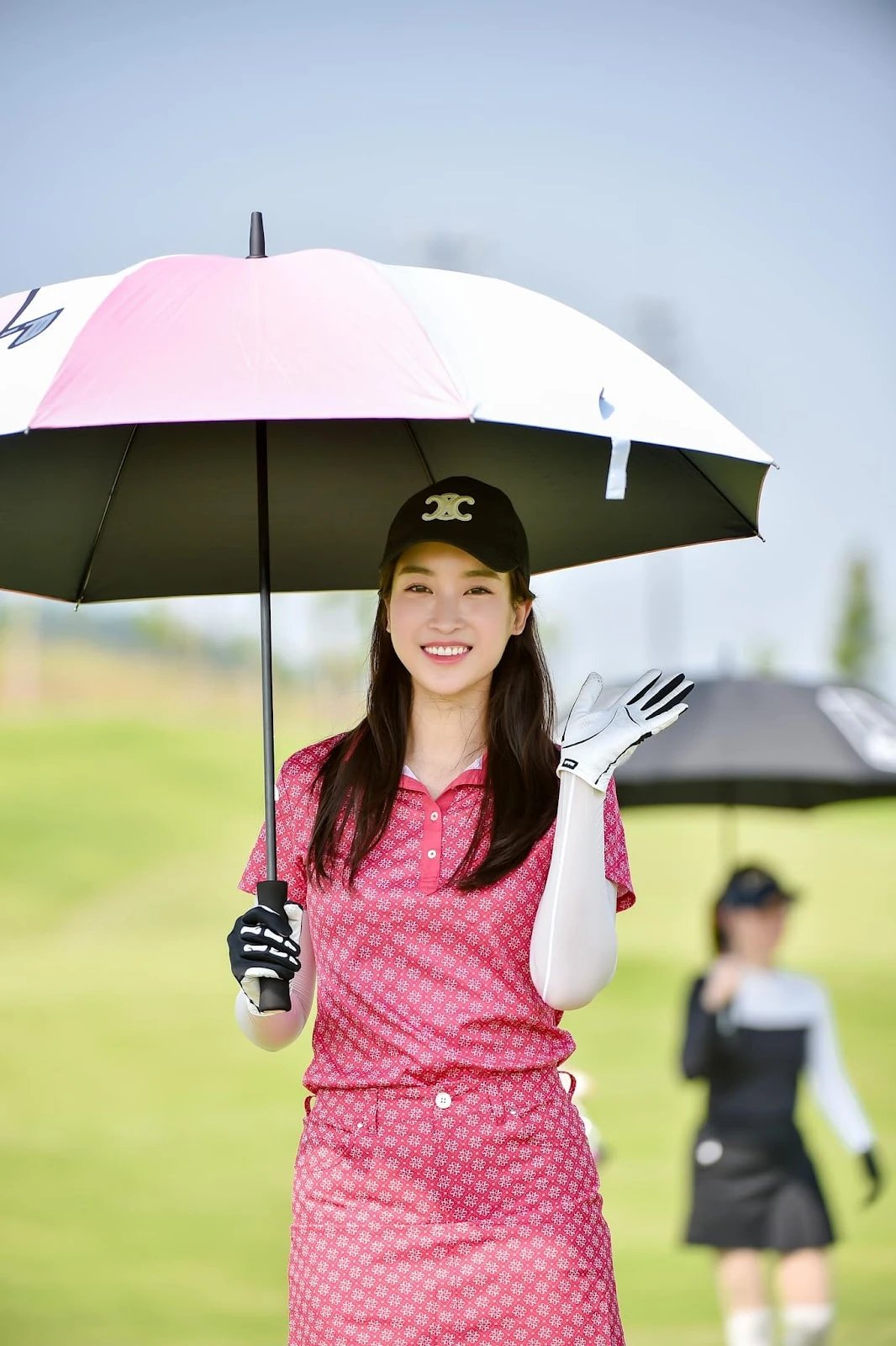Hoa hậu Đỗ Mỹ Linh hóa phu nhân tài phiệt trên sân golf, visual khiến fan sốc! - Hình 2