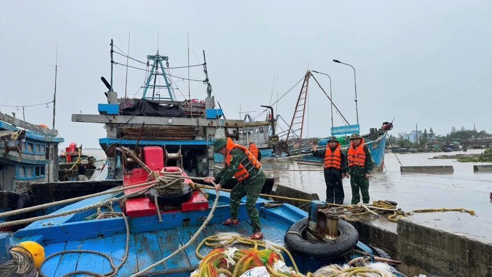 Quân đội huy động hơn 346.000 người, 620 xe đặc chủng, 5 máy bay chống bão - Hình 1