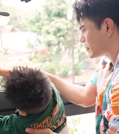 Quý tử Lê Dương Bảo Lâm khiến bố tái mặt, khi mắc kẹt trong ô tô khóa chặt cửa - Hình 5