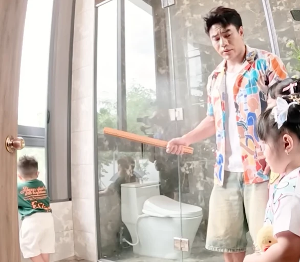 Quý tử Lê Dương Bảo Lâm khiến bố tái mặt, khi mắc kẹt trong ô tô khóa chặt cửa - Hình 4