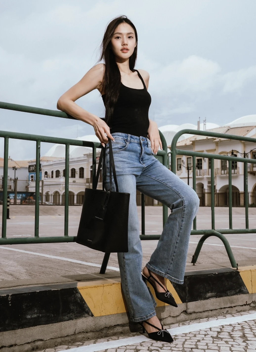 Áo tank top và quần jeans - công thức cuốn hút dành cho nàng - Hình 2
