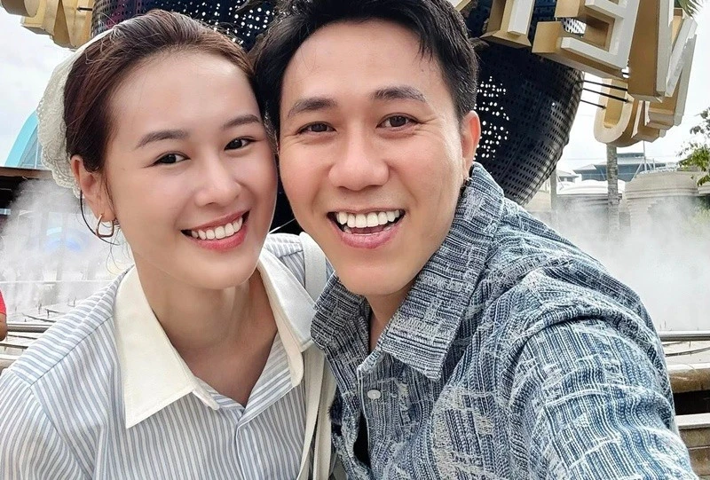 Diễn viên Anh Đức bế vợ cực phẩm du lịch trời Âu, visual gây sốt! - Hình 2