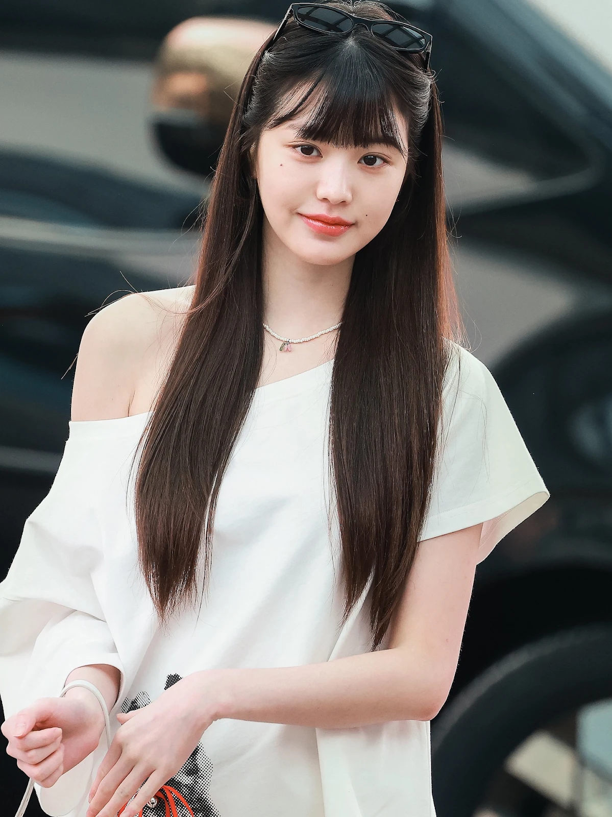Jang Wonyoung náo loạn sân bay, tranh cãi vì bịt mũi khi đứng kế fan: Kém duyên! - Hình 3