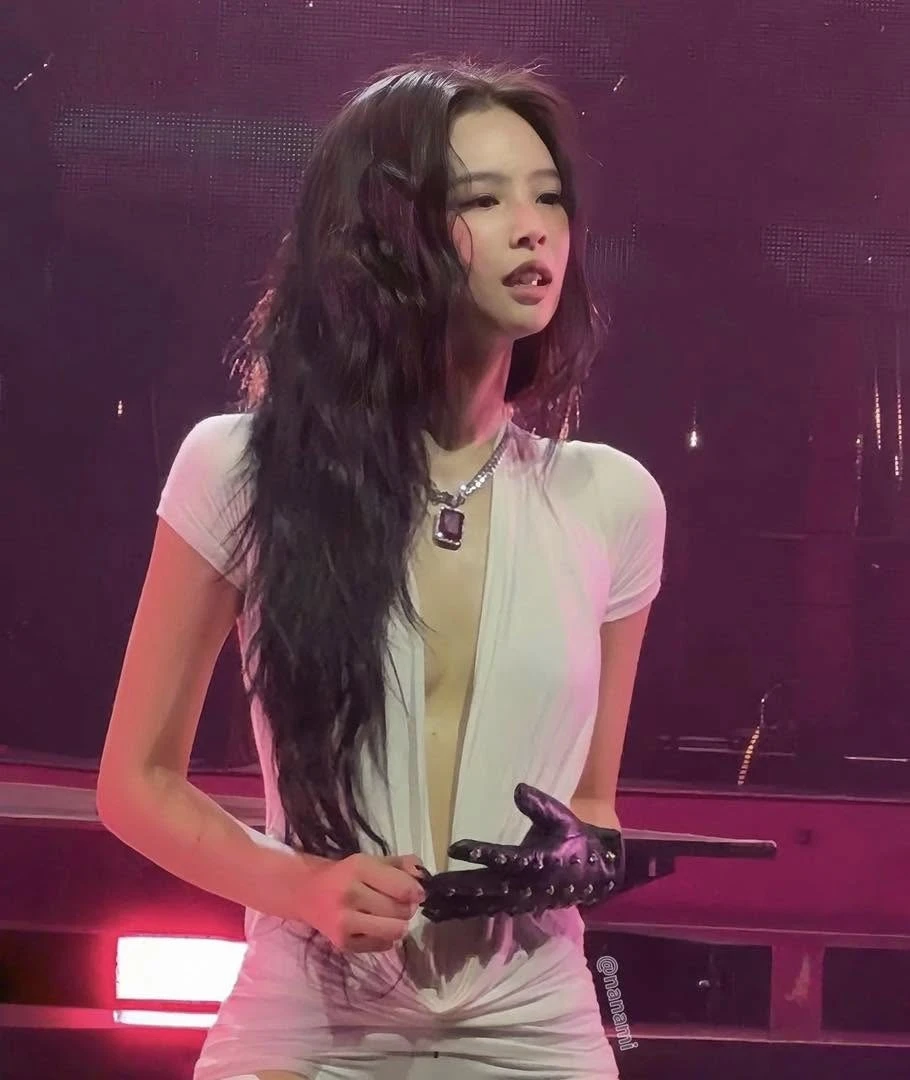 Jennie (BLACKPINK) biến chất, diện đồ mặc như không mặc, muốn câu đại gia? - Hình 6