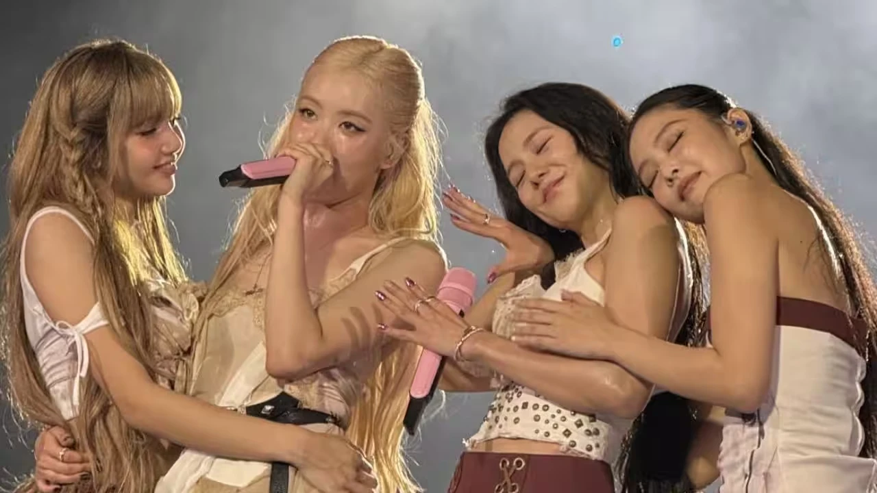 BLACKPINK văng tục dậy sóng quốc tế, Lisa bê hẳn vũ điệu gốc fan thở oxy gấp - Hình 8