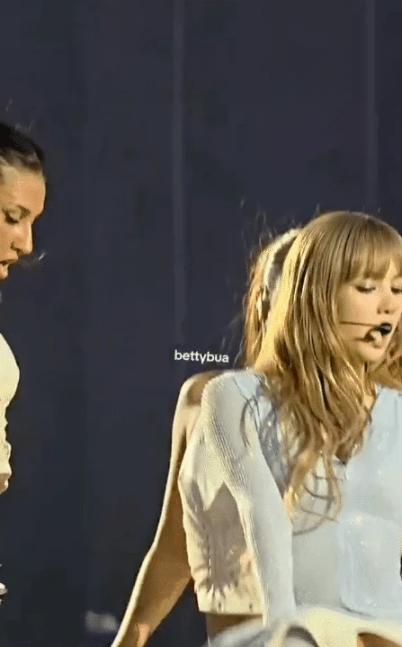 BLACKPINK văng tục dậy sóng quốc tế, Lisa bê hẳn vũ điệu gốc fan thở oxy gấp - Hình 6