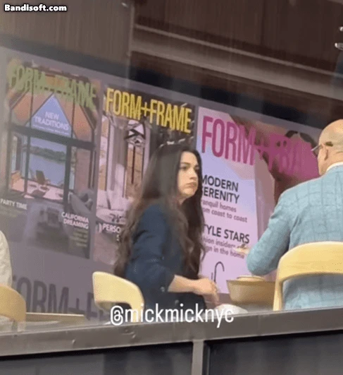 Clip viral: Cô gái bới tô cơm giữa đường để ngắm Anne Hathaway, biểu cảm mãn nguyện đại diện cho cả tỷ người - Hình 1