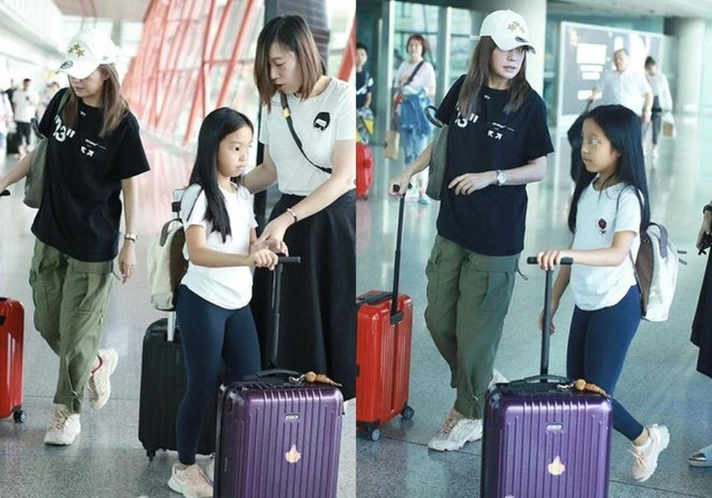 Con gái Triệu Vy hiếm hoi lộ diện cùng mẹ, ngoại hình và thái độ gây chú ý - Hình 3