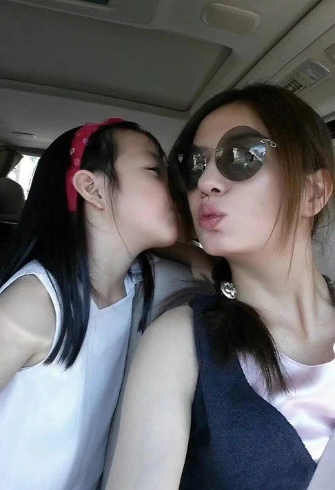 Con gái Triệu Vy hiếm hoi lộ diện cùng mẹ, ngoại hình và thái độ gây chú ý - Hình 6