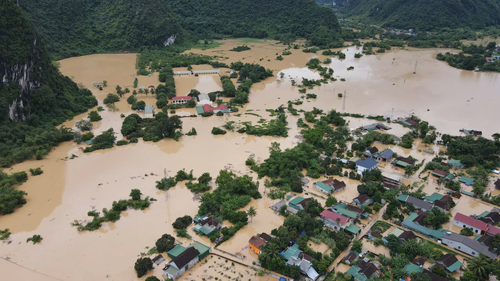 Nghệ An: mưa to kéo dài gây lũ, người dân bị cô lập, xúc động khi được cứu trợ - Hình 5