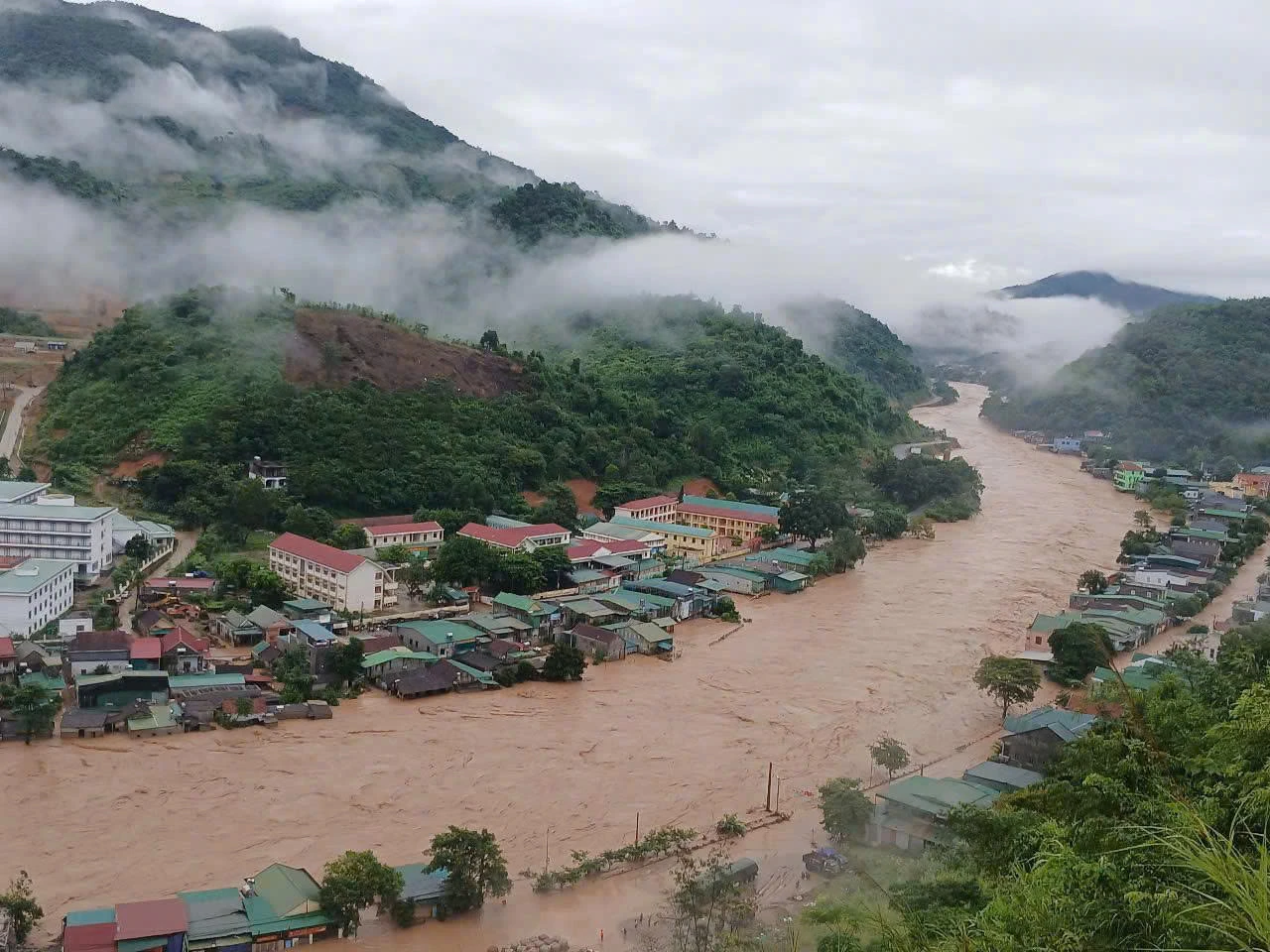Nghệ An: mưa to kéo dài gây lũ, người dân bị cô lập, xúc động khi được cứu trợ - Hình 2