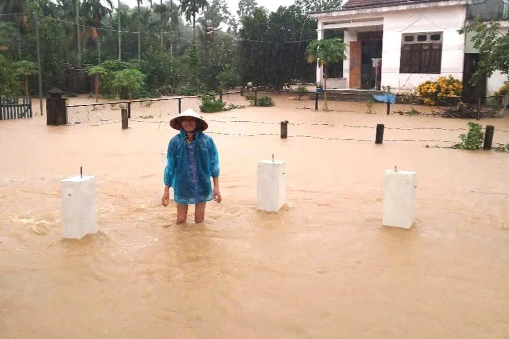 Nghệ An: mưa to kéo dài gây lũ, người dân bị cô lập, xúc động khi được cứu trợ - Hình 4