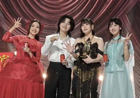 Rộ clip hậu trường Sing! Asia: Á quân giả tạo ôm chia buồn Phương Mỹ Chi? - Hình 1