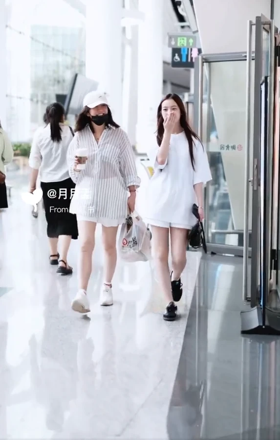 Triệu Vy lộ diện cùng ái nữ, anh trai nhập cuộc tiết lộ vụ em gái bị hãm hại? - Hình 7