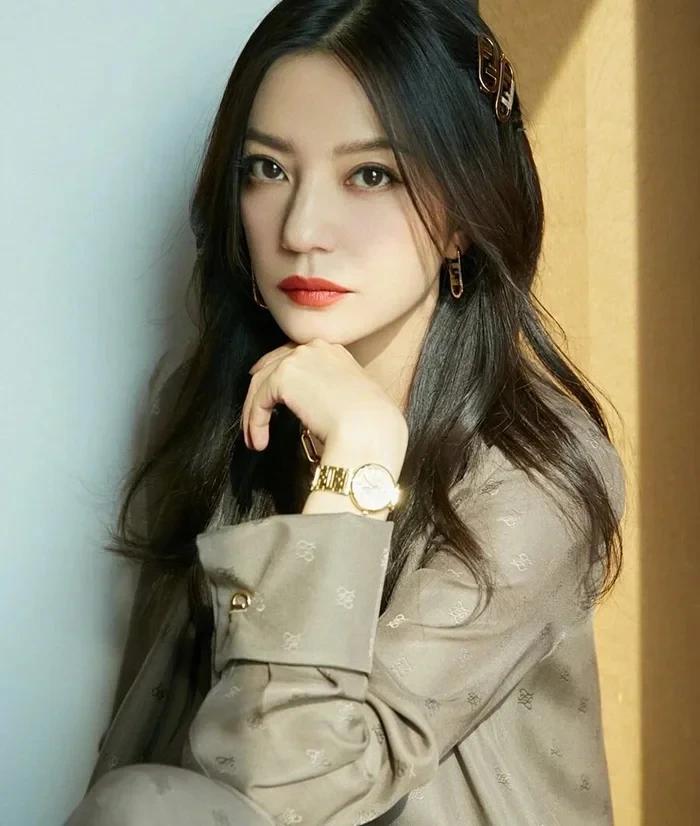 Triệu Vy lộ diện cùng ái nữ, anh trai nhập cuộc tiết lộ vụ em gái bị hãm hại? - Hình 2