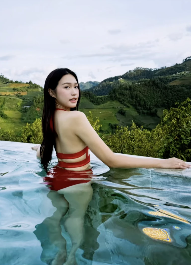 Vợ Văn Hậu lộ đường cong chữ S khét lẹt, xứng đáng là nàng WAGs đỉnh nhất - Hình 1