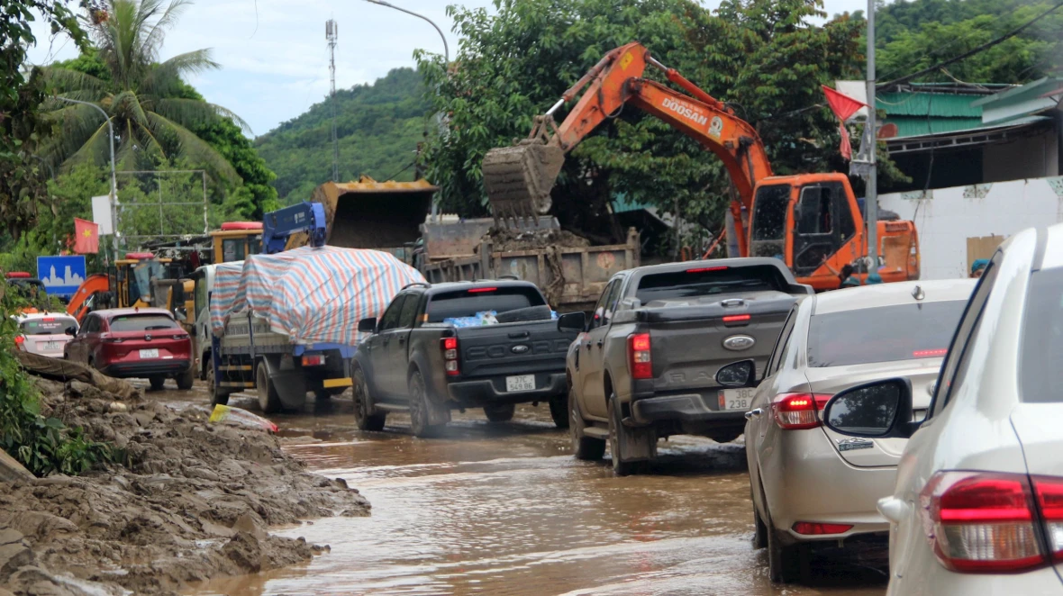 Xúc động: đoàn xe nối đuôi vượt lũ mang hơi ấm đến bản làng Nghệ An - Hình 3