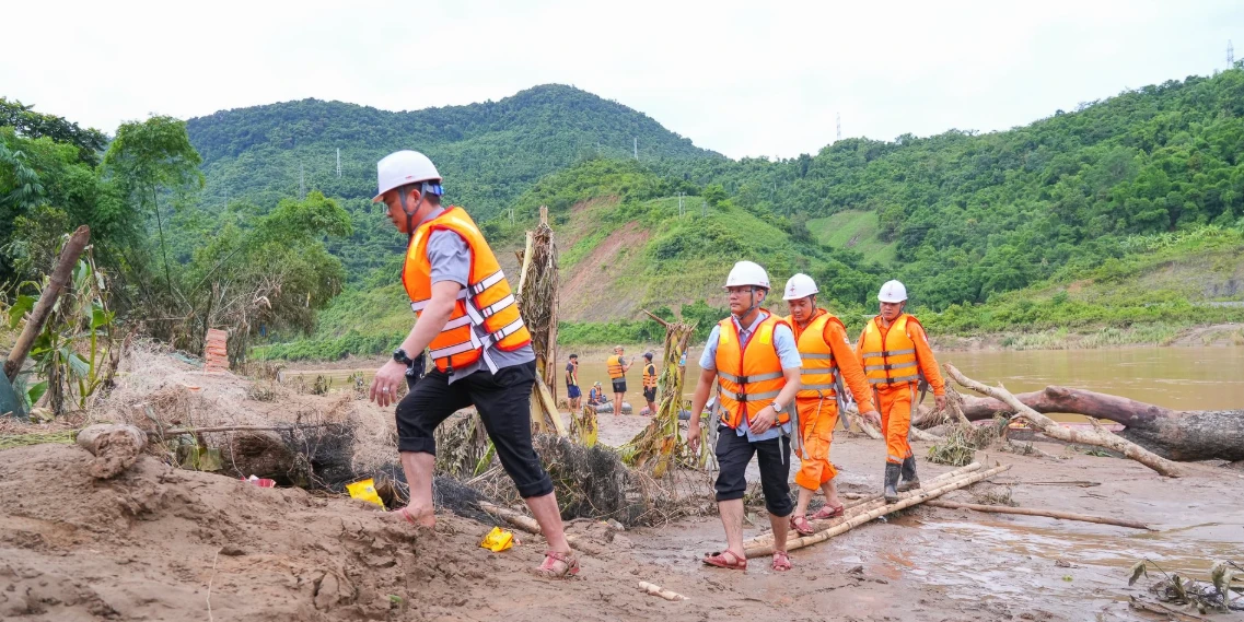 Xúc động: đoàn xe nối đuôi vượt lũ mang hơi ấm đến bản làng Nghệ An - Hình 9