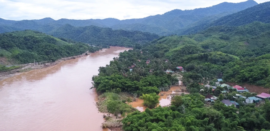 Xúc động: đoàn xe nối đuôi vượt lũ mang hơi ấm đến bản làng Nghệ An - Hình 7