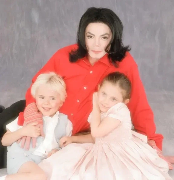 Con gái Michael Jackson xuất hiện rũ rượi, vật vã ngoài đường, chuyện gì đây? - Hình 3