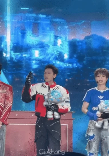 Concert Say Hi ở Mỹ: 1 Anh Trai nói tiếng Anh như gió, HIEUTHUHAI biến hình thành chú rể - Hình 5