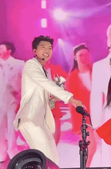 Concert Say Hi ở Mỹ: 1 Anh Trai nói tiếng Anh như gió, HIEUTHUHAI biến hình thành chú rể - Hình 7